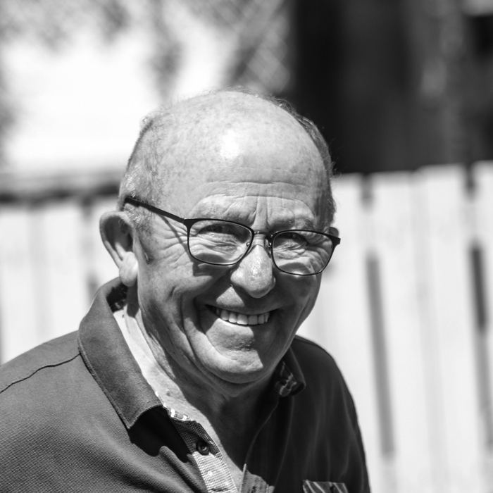 Portrait noir et blanc d’un homme âgé souriant